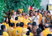 Partai Golkar Dapat Amunisi Baru, Untuk Target Peroleh 126 Kursi di DPR RI FOTO: Ketua umum DPP Partai Golkar Airlangga Hartarto saat memberikan keterangan pers di DPP Partai Golkar, Slipi, Jakarta Barat, Minggu (19/3/2023). (Properti partai Golkar)