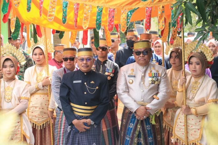 FOTO: Bupati Dr. H. A. Fahsar M. Padjalangi bersama Forkopimda, Jajaran Pemkab Bone dan Sekretaris Daerah Muh Ali Saleng bersama Dandim dan Kapolres Bulukumba saat melaksanakan ziarah ke makam Raja Bone ke-9 La Pattawe’ Matinroe ri Bettung di Desa Dampang Kecamatan Gantarang Kabupaten Bulukumba, Sabtu 18 Maret 2023.