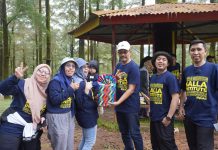 Sivitas Akademika Kalla Institute Bergembira Ria di Akhir Pekan FOTO: Prof Dr Sukardi Weda, yang juga Wakil Rektor bidang Akademik dan Kemahasiswaan Kalla Institute bersama sivitas Akademika Kalla Institute menggelar Employee Gathering di Hutan Pinus Malino, Kabupaten Gowa pada Minggu, (19/3/2022).