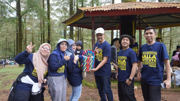 FOTO: Prof Dr Sukardi Weda, yang juga Wakil Rektor bidang Akademik dan Kemahasiswaan Kalla Institute bersama sivitas Akademika Kalla Institute menggelar Employee Gathering di Hutan Pinus Malino, Kabupaten Gowa pada Minggu, (19/3/2022).