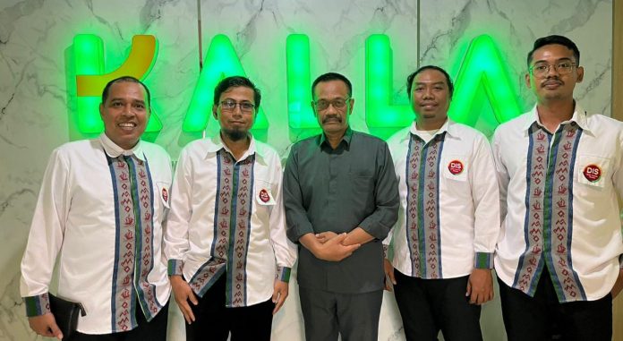 FOTO: Prof Sukardi Weda, Baju hijau bersama Dewan Pimpinan Daerah Perkumpulan Dosen Indonesia Semesta (DIS) Provinsi Sulawesi Selatan.