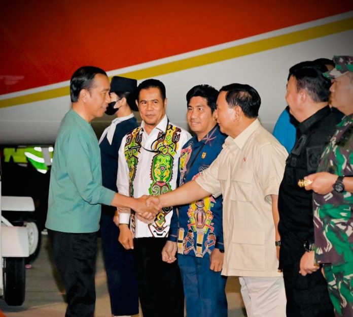 FOTO: Presiden Joko Widodo, Saat tiba di Bandar Udara Sentani, Jayapura, Presiden Joko Widodo, Disambut oleh Menteri Pertahanan Prabowo Subianto, Panglima TNI Laksamana Yudo Margono, Kapolri Jenderal Listyo Sigit Prabowo dan Kepala BIN Budi Gunawan. Senin (20/3/2023)