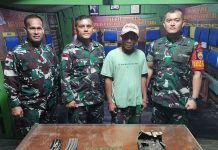 Satgas Pamtas Yonif 132/BS Berhasil Gerakan Nurani Masyarakat Papua Serahkan Amunisi Tajam FOTO: Mayor Inf Zulfikar Rakita Dewa, Lettu Inf Zainuddin Hamidi Sinaga dan Letda Inf Ahmad Arifin Tanjung saat menerima penyerahan barang temuan berupa amunisi tajam.