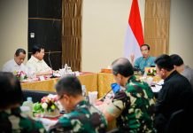 Presiden Minta TNI Polri Kawal Pembangunan untuk Tingkatkan Kesejahteraan Masyarakat Papua FOTO: Presiden Jokowi memimpin ratas di Jayapura, Papua, Senin (20/03/2023). (Foto: BPMI Setpres/Laily Rachev)