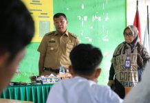 Dorong Generasi Emas, Dikbud Lakukan Asesmen Potensi Bakat Bagi Siswa SMP FOTO: Bupati Bulukumba Andi Muchtar Ali Yusuf yang melakukan pemantauan pelaksanaan asesmen di SMP Negeri 1 Bulukumba. Senin 20 Maret 2023.