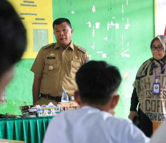 Dorong Generasi Emas, Dikbud Lakukan Asesmen Potensi Bakat Bagi Siswa SMP FOTO: Bupati Bulukumba Andi Muchtar Ali Yusuf yang melakukan pemantauan pelaksanaan asesmen di SMP Negeri 1 Bulukumba. Senin 20 Maret 2023.