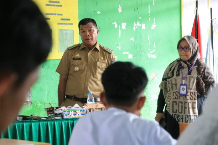 FOTO: Bupati Bulukumba Andi Muchtar Ali Yusuf yang melakukan pemantauan pelaksanaan asesmen di SMP Negeri 1 Bulukumba. Senin 20 Maret 2023.