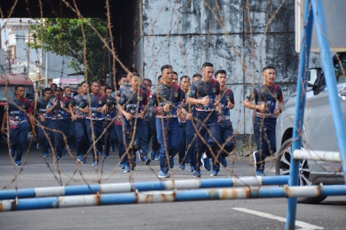 FOTO: Personil Batalyon Marinir Pertahanan Pangkalan (Yonmarhanlan) VI Makassar menggelar lari sehat.