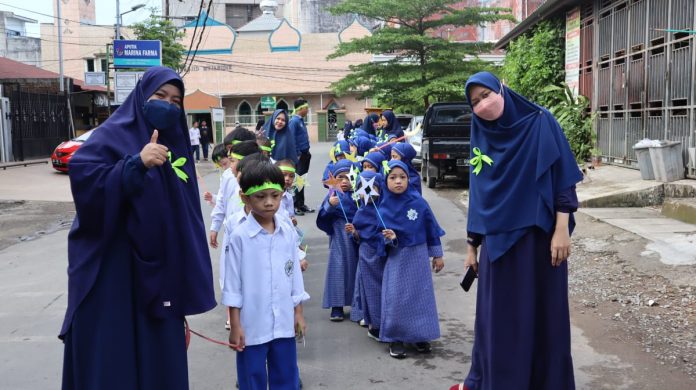 FOTO: Guru dan Siswa didik KB IT dan TKIT Al Fatih Makassar mengadakan pawai menyambut Bulan Suci Ramadan, Selasa, 21 Maret 2023.