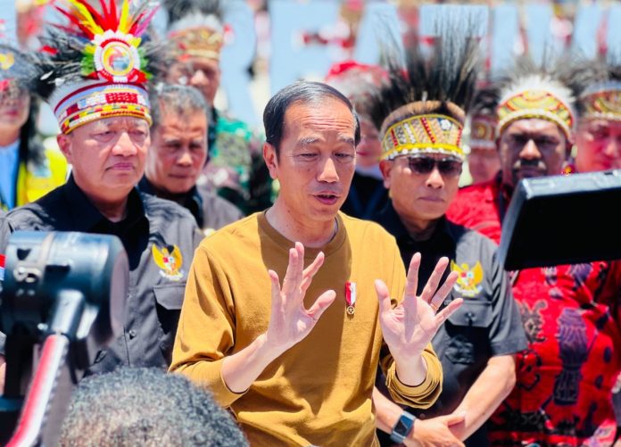 FOTO: Presiden Joko Widodo atau Jokowi menemui sejumlah awak media di Kota Jayapura, Provinsi Papua, Selasa 21 Maret 2023