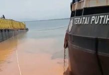 Kapal Tongkang Cemarkan Pantai Lampia, Kejam Sulsel Desak Polisi dan Pemerintah Cabut IUP PT. CLM di Lutim FOTO: Aktivitas kapal tongkang di Pesisir Pantai Lampia, Desa Harapan, Kecamatan Malili, Kabupaten Luwu Timur. (Properti aktivis Kejam Sulsel)