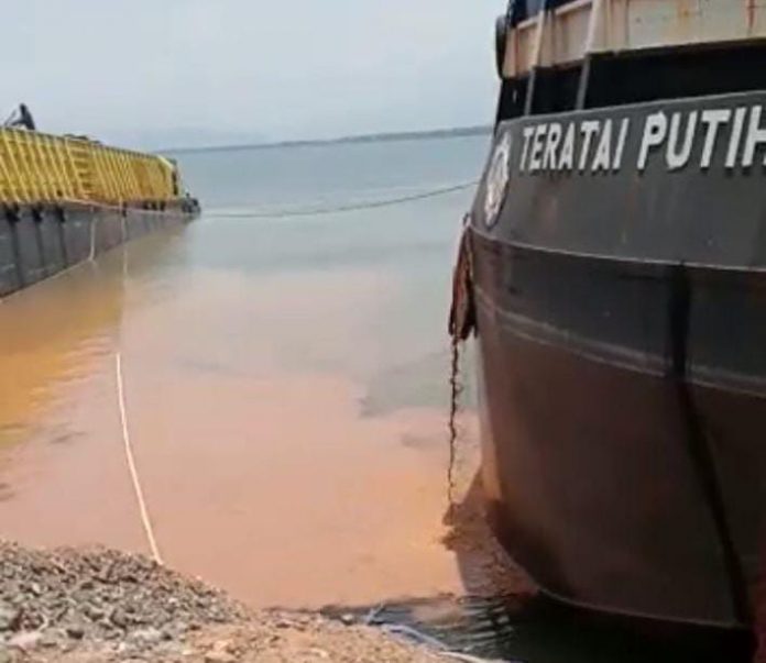 FOTO: Aktivitas kapal tongkang di Pesisir Pantai Lampia, Desa Harapan, Kecamatan Malili, Kabupaten Luwu Timur. (Properti aktivis Kejam Sulsel)