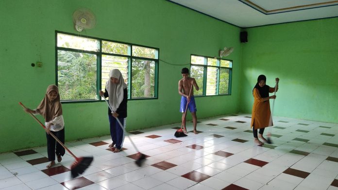 FOTO: Pengurus dan Anggota Gerakan Pemuda Bulu Ulaweng (GEPBUL) melaksanakan bakti sosial dibeberapa rumah ibadah (Masjid) di Kecamatan Patimpeng, Kabupaten Bone. Rabu (22/3)