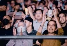 Larangan Buka Puasa Bersama Dalih Masih Pandemi, Netizen Singgung Konser Dewa 19 – BLACKPINK Hingga Pernikahan Kaesang di Solo FOTO: Presiden Jokowi saat menonton langsung konser Dewa 19 di JIS Stadium Jakarta Utara. Sabtu (11/2/2023)