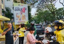 Awal Ramadan 1444 hijriah, DPD Partai Golkar Makassar Berbagi Takjil FOTO: Kader partai Golkar saat membagikan takjil di Sekretariat DPD Golkar Makassar jalan Lasinrang. Kamis (23/3/2023)