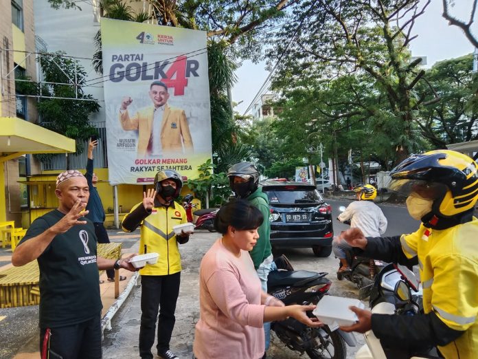 FOTO: Kader partai Golkar saat membagikan takjil di Sekretariat DPD Golkar Makassar jalan Lasinrang. Kamis (23/3/2023)