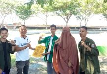 Camat Ujungbulu Akui Inovasi Lorong Jelita Dukcapil: Dekatkan Pelayanan ke Masyarakat FOTO: Camat Ujung Bulu Andi Ashadi Dinas Kependudukan dan Pencatatan Sipil (Dukcapil) Bulukumba, terus memasifkan pelayanan kepemilikan KIA (Kartu Identitas Anak), khususnya di daerah pesisir Kota Bulukumba.