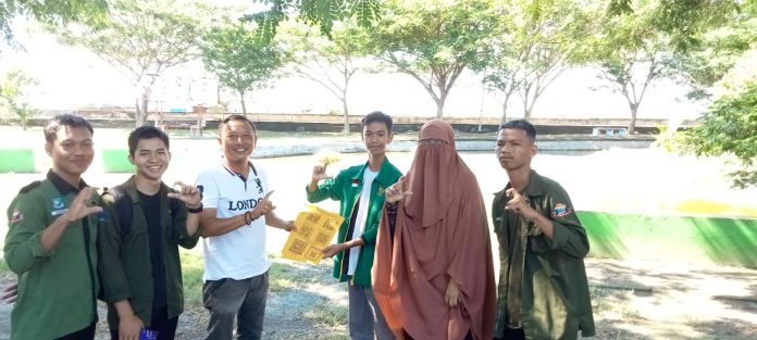 FOTO: Camat Ujung Bulu Andi Ashadi Dinas Kependudukan dan Pencatatan Sipil (Dukcapil) Bulukumba, terus memasifkan pelayanan kepemilikan KIA (Kartu Identitas Anak), khususnya di daerah pesisir Kota Bulukumba.