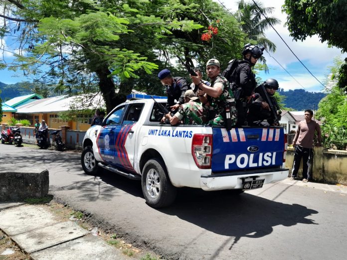 FOTO: Mengunakan Mobil Polantas Anggota Brimob Polri dan TNI saat mengevakuasi pelaku pemerkosaan ke bandara Banda Naira. Jumat (24/3)