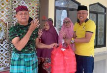 Pimcam Partai Golkar Biringkanaya Berbagi Takjil Dibeberapa Masjid di Kelurahan Pai FOTO: Andi Lukmanul Hakim Pimcam Biringkanaya saat memberikan takjil kepada pengurus masjid di Kelurahan Pai. Jumat (24/3)