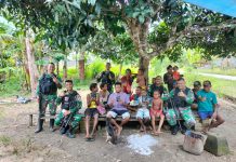Ciptakan Hubungan yang Harmonis, Satgas Yonif 132/BS Kunjungi Masyarakat Kampung Kalimao FOTO: Satgas Yonif 132/BS Pos Kalimao datang mengunjungi masyarakat Kp. Kalimao, Distrik Waris, Kab. Keerom, Provinsi Papua, Sabtu (25/03/2023).