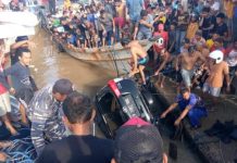 Yonmarhanlan VI/Mks Laksanakan Pencarian Korban Tenggelam di Sinjai FOTO: Batalyon Marinir Pertahanan Pangkalan (Yonmarhanlan) VI Makassar Kopda Marinir Firman lakukan pencarian korban terperosok di Muara Sungai Tangka Kelurahan Kappa, Kecamatan Sinjai Utara, Kabupaten Sinjai, Sulawesi Selatan. Minggu (26/03/2023).