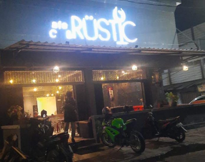 FOTO: Cafe Rustic di Jalan Toddopuli Raya Timur, Paropo, Kecamatan Panakkukang, Kota Makassar. Direkam Senin dini hari (27/3)