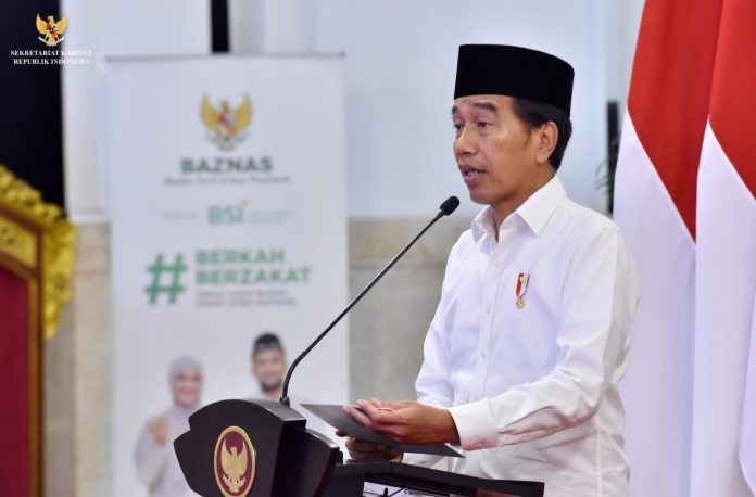 FOTO: Presiden Jokowi menyerahkan zakat melalui BAZNAS, Selasa (28/03/2023), di Istana Negara, Jakarta. (Foto: Humas Setkab/Jay)