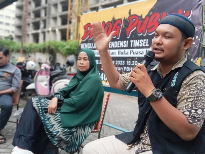 FOTO: Kiri Syamsul Bahri Majjaga, (Moderator) Samsang Syamsir Koordinator Masyarakat Sipil Sulawesi Selatan dan Ketua Cabang HMI Muhammad Arsyi Jailolo. Selasa (28/3/2023)