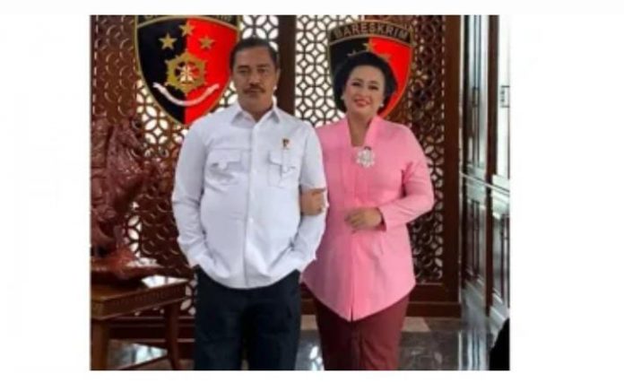 FOTO: Komjen Agus Andrianto dengan sang istri Evi Celiyanti Sumber : instagram.com/@viigus