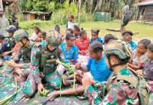 Manfaatkan Tanaman Khas Papua, Satgas YR 321/GT Ajarkan Mama Distrik Dal Buat Ketupat FOTO: Personel Satgas Yonif Raider 321/GT/13/1 Kostrad Pos Dal mengajarkan Masyarakat tentang ekonomi kreatif dengan cara membuat olahan kuliner berupa ketupat, bertempat di Distrik Dal, Kabupaten Nduga, Papua.