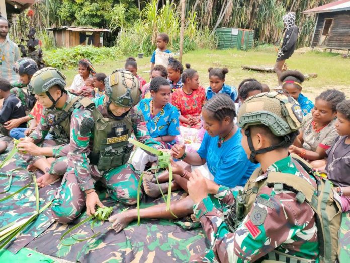 FOTO: Personel Satgas Yonif Raider 321/GT/13/1 Kostrad Pos Dal mengajarkan Masyarakat tentang ekonomi kreatif dengan cara membuat olahan kuliner berupa ketupat, bertempat di Distrik Dal, Kabupaten Nduga, Papua.