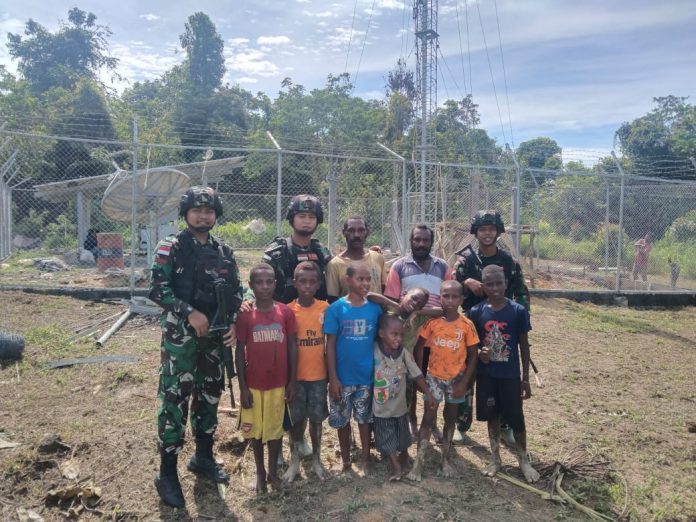 FOTO: Masyarakat dan TNI bahu membahu membangun BTS Bhakti di Kampung Kawe, Distrik Awinbon, Kabupaten Pegunungan Bintang, Provinsi Papua.