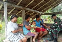 Pelayanan Kesehatan Gratis, Media Satgas Yonif 132/BS Lebih Dekat Dengan Masyarakat FOTO: Satgas Yonif 132/BS Pos Wambes memberikan pelayanan kesehatan kepada masyarakat dengan mendatangi rumah ke rumah di Kp. Suskun, Distrik Mannem, Kab. Keerom, Provinsi Papua, Selasa (28/03/2023).