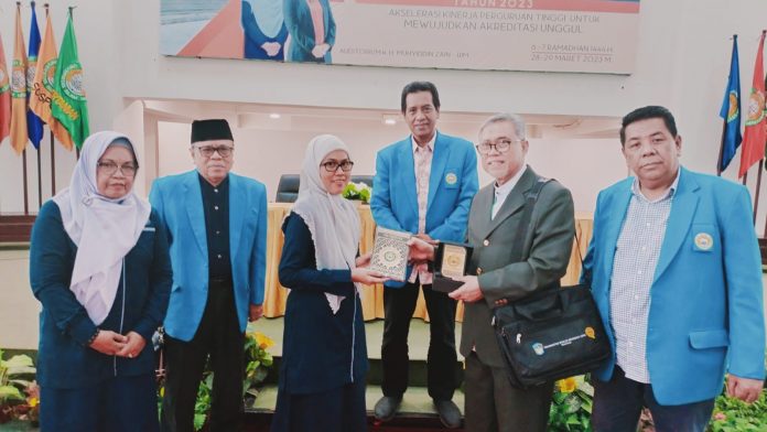 FOTO: Kiri Rektor Universitas Islam Makassar DR Ir Hj Andi Majdah M Zain M.Si dan Prof Dr H Mansyur ramli SE Ms.i ketua umum APPERTI Pusat (Aliansi Penyelenggara Perguruan Tinggi Indonesia)