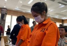 Promosi Situs Judi Online, Selebgram Kembar Diciduk Polisi FOTO: Dua tersangka, Ria Shinta Lukman (24) (kanan) dan Mega Shinta Lukman (24) saat dihadirkan dalam jumpa pers oleh Polda Sumbar.