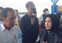 Jokowi Kunjungan Stan Pameran Bulukumba, Ketua Dekranasda Kenalkan Pinisi dan Wisata Tanjung Bira FOTO: Presiden Jokowi saat didampingi Ketua Dekranasda Bulukumba Andi Herfida Attas memperkenalkan produk dari Kabupaten Bulukumba. Rabu 29 Maret 2023.