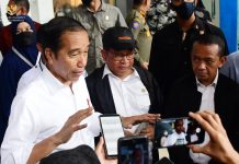 Pro Kontra PSEL di Makassar, DPP KNPI Ingatkan Pesan Presiden, Jokowi: Tidak Usah Ruwet, Lihat Surabaya FOTO: Presiden Jokowi temui wartawan usai mengunjungi Pasar Tramo di Maros, Sulawesi Selatan, Rabu (29/03/2023). (Foto: Humas Setkab/Rahmat)
