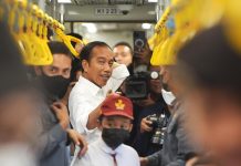 Presiden Jokowi Resmikan Pengoperasian Jalur Kereta Api Makassar-Parepare FOTO: Presiden Jokowi saat lakukan pengoperasian Jalur Kereta Api Lintas Makassar-Parepare Antar Maros-Barru. Kabupaten Maros, Sulawesi Selatan pada Rabu (29/03/2023). (Foto: Laily Rachev)