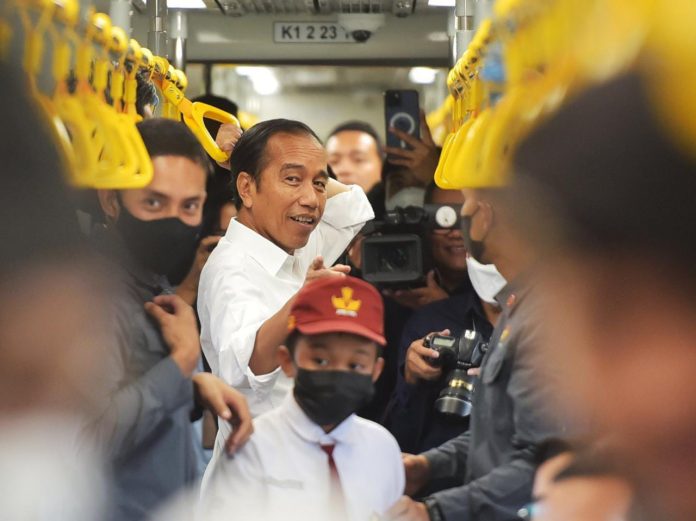 FOTO: Presiden Jokowi saat lakukan pengoperasian Jalur Kereta Api Lintas Makassar-Parepare Antar Maros-Barru. Kabupaten Maros, Sulawesi Selatan pada Rabu (29/03/2023). (Foto: Laily Rachev)