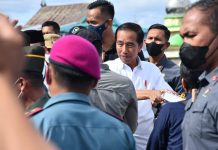 Prajurit Petarung Yonmarhanlan VI/Mks Laksanakan Pengamanan VVIP Kunjungan Kerja Presiden Jokowi FOTO: Batalyon Marinir Pertahanan Pangkalan (Yonmarhanlan) VI Makassar melaksanakan pengamanan VVIP dalam rangka kunjungan kerja Presiden Republik Indonesia bapak Ir. Joko Widodo di Kab. Maros dan Luwu timur Sulawesi Selatan. Rabu, (29/03/2023).