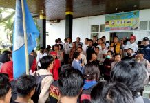 Kecewa Tidak Ditemui Saat Aksi, APPM Akan Gereduk Rujab Bupati Lutra Soal Tragedi Ibu Hamil di Seko FOTO: Aksi yang di gelar ratusan mahasiswa yang tergabung dalam Aliansi Pemuda Peduli Masyarakat Luwu Utara (APPM Lutra) di depan Gedung DPRD kabupaten Luwu Utara pada Rabu (29/03)