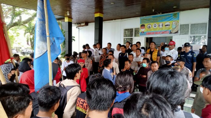 FOTO: Aksi yang di gelar ratusan mahasiswa yang tergabung dalam Aliansi Pemuda Peduli Masyarakat Luwu Utara (APPM Lutra) di depan Gedung DPRD kabupaten Luwu Utara pada Rabu (29/03)