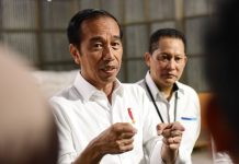 Presiden Jokowi Tinjau Gudang Bulog Batangase di Maros FOTO: Presiden Jokowi didampingi Direktur Utama Perum Bulog saat meninjau Gudang Bulog Batangase, Maros, Sulawesi Selatan, Kamis (30/03/2023) (Foto: Humas Setkab/Rahmat)