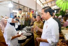 Kunjungi Pasar Malindungi Lutim, Presiden Bagikan Bansos dan Cek Harga Kebutuhan Pokok FOTO: Presiden Jokowi mengunjungi Pasar Malindungi, Luwu Timur, Sulsel, Kamis (30/03/2023). (Foto: BPMI Setpres)