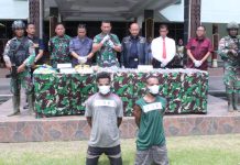 Sinergi Aparat Gabungan Gagalkan Penyelundupan 5 Kg Ganja Asal PNG FOTO: Kasrem 172/PWY Kolonel Inf Bayu Sudarmanto saat menggelar keterangan pers terkait penyelundupan 5.153 Gram narkotika jenis ganja kering siap edar dari Negara PNG ke Indonesia yang dilakukan oleh enam orang Pemuda yang merupakan WNA asal PNG. Kamis (30/3/2023) siang.