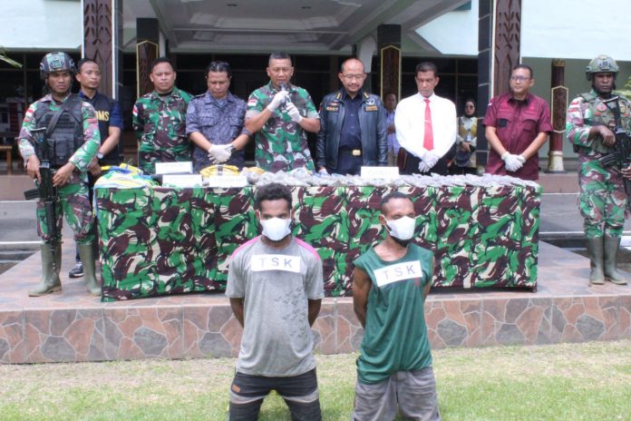 FOTO: Kasrem 172/PWY Kolonel Inf Bayu Sudarmanto saat menggelar keterangan pers terkait penyelundupan 5.153 Gram narkotika jenis ganja kering siap edar dari Negara PNG ke Indonesia yang dilakukan oleh enam orang Pemuda yang merupakan WNA asal PNG. Kamis (30/3/2023) siang.