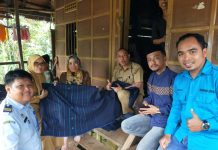 Dekranasda Bulukumba Dorong Tenun Kajang Dapatkan Haki IG FOTO: Dekranasda Bulukumba menghadirkan dan mendampingi pihak Kanwil Kementerian Hukum dan HAM Provinsi Sulawesi Selatan meninjau langsung proses pembuatan tenun Kajang dalam rangka pengurusan Haki dengan Indikasi Geografis (IG).