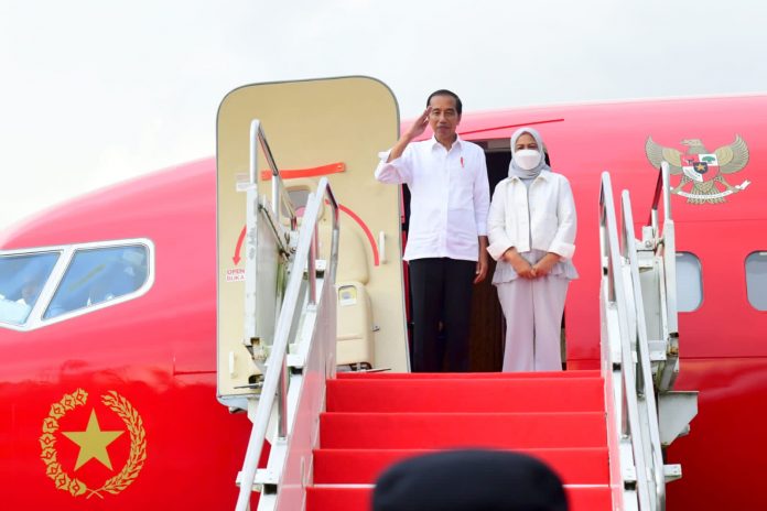 FOTO: Presiden Jokowi beserta Ibu Iriana bertolak menuju Pangkalan TNI AU Halim Perdanakusuma, Jakarta dari Bandar Udara Internasional Sultan Hasanuddin, Kabupaten Maros dengan pesawat kepresidenan Indonesia-1 pada Kamis (30/03/2023).