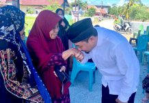 Momen Haru Andi Rahim Bertemu Guru SMP-nya, Pesannya: Jadilah Pemimpin yang Adil dan Peduli FOTO: Bakal Calon Bupati Luwu Utara, Andi Abdullah Rahim, Bertemu sang Guru SMP, Andi Rahim di kelurahan Bone Tua di Masamba, Kamis (30/03).